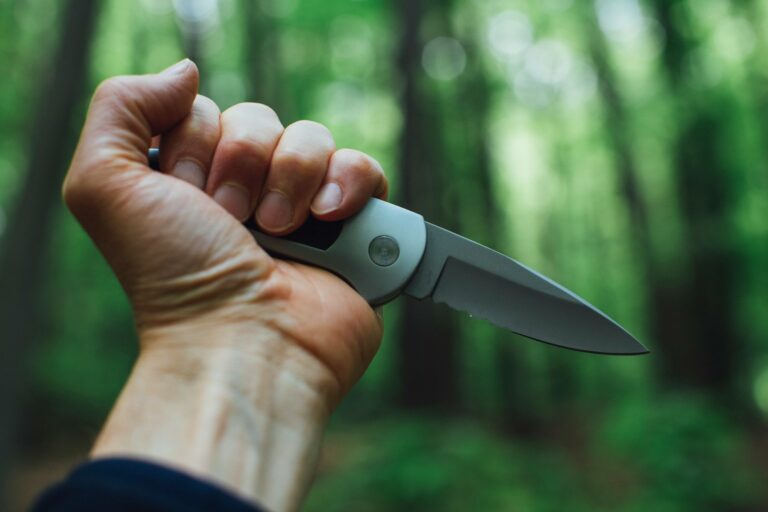 self-defense-couteau