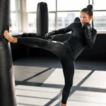 anissa meksen en plein entraînement intensif dans une salle de sport moderne