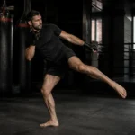 Entraîneur de kickboxing travaillant la précision technique d'un low-kick inspiré par ernesto hoost