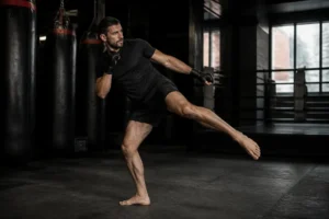 Entraîneur de kickboxing travaillant la précision technique d'un low-kick inspiré par ernesto hoost