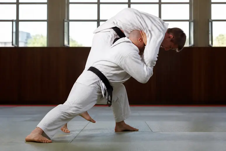 Le bassin de l'attaquant positionné plus bas que celui de son partenaire en judo.