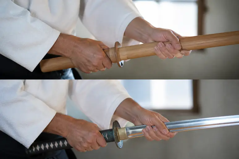 Démonstration de la prise en main d'un bokken en bois puis d'un iaito pour débuter l'art du sabre.