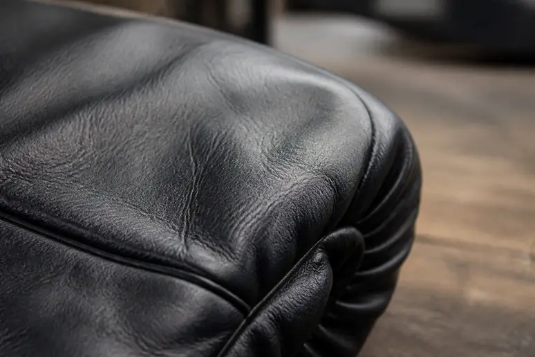 Gros plan sur la texture d'une patte d'ours en cuir véritable montrant son grain.