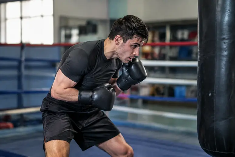 Boxeur effectuant un balancement du buste à l'entraînement pour illustrer les limites du dempsey roll.
