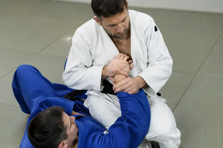 Contrôle du poignet à deux mains lors de la finition d'un juji gatame