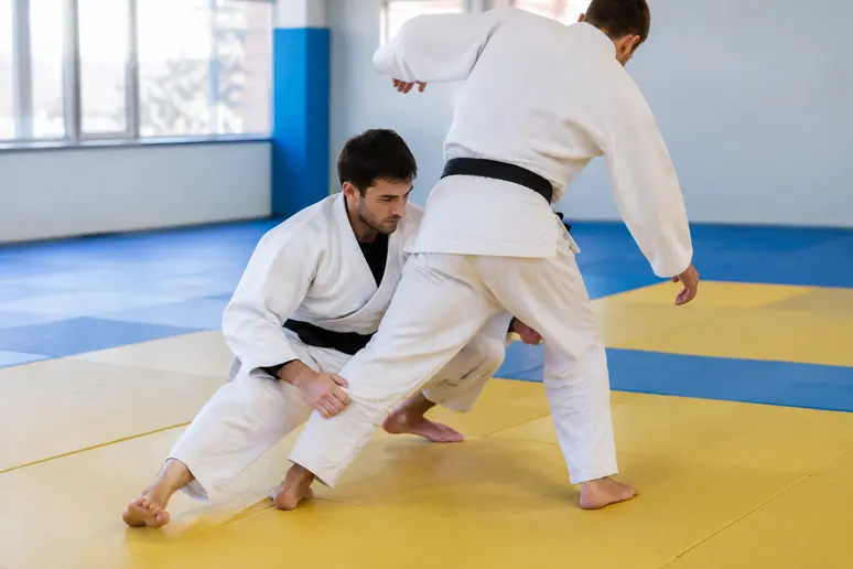 Exécution d'un balayage bas sur le talon lors d'un entraînement de ko-soto-gari