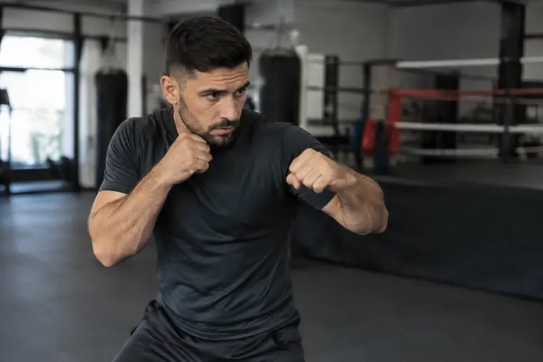 Pratiquant de robert paturel en position de garde dans une salle de sport