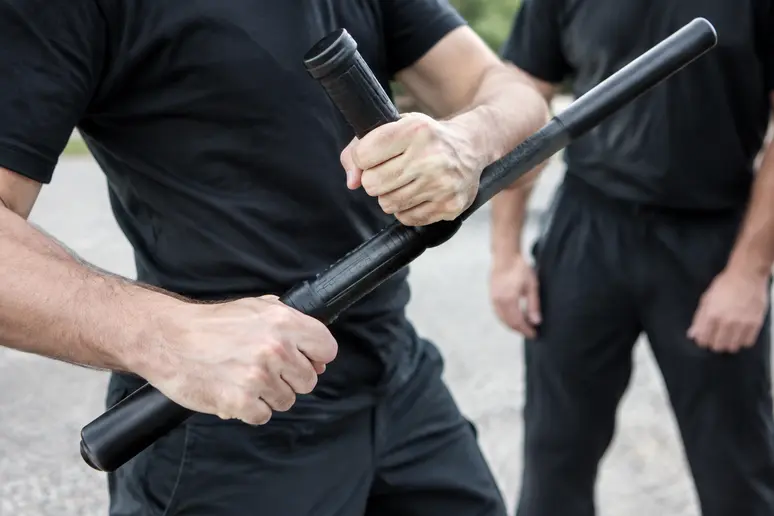 Démonstration d'un mouvement de self-défense avec un tonfa par robert paturel