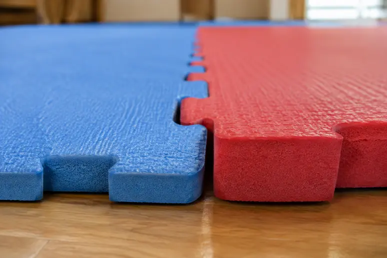 Deux dalles de tatami puzzle en mousse EVA présentées côte à côte pour comparer leur épaisseur