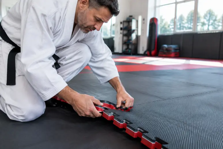 Vérification des normes de sécurité d'un tatami puzzle certifié dans une salle de sports de combat