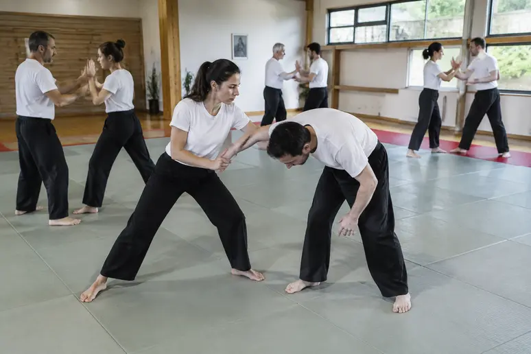 Pratiquants en tenue de sport lors d'un cours de kajukenbo en club.