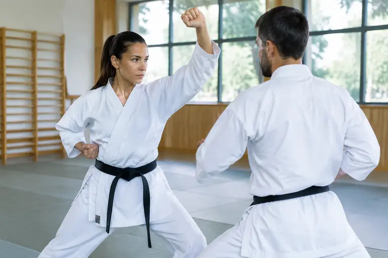 Entraînement de karaté Shotokan en club pour comparer les techniques.