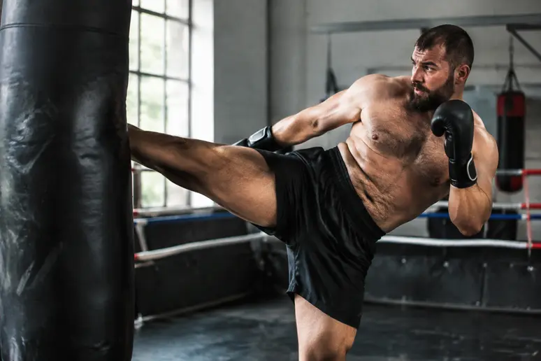 peter aerts en position de frappe lors d'un entraînement de kickboxing lourd