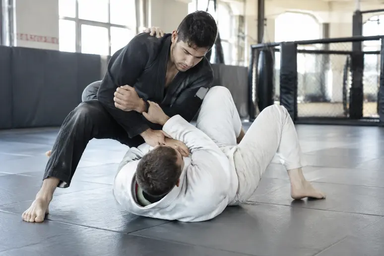 pratique du combat au sol et de la transition vers le mma en salle d'entraînement