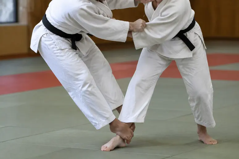 Placement précis du pied et action des mains lors d'un sasae tsurikomi ashi sur tatami