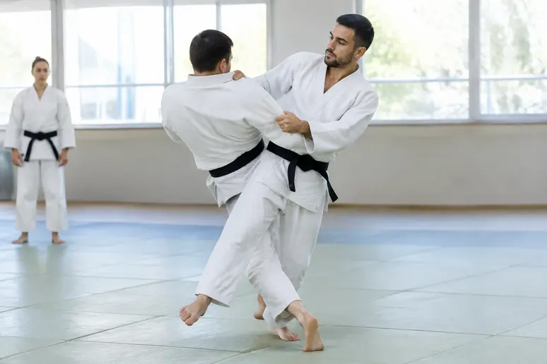 Posture correcte du buste en retrait pour réussir le sasae tsurikomi ashi sans perdre l'avant