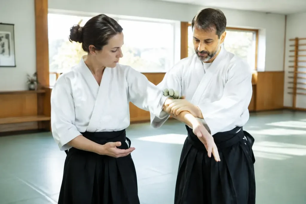 Pratique détendue de systema art martial axée sur la respiration dans un dojo lumineux