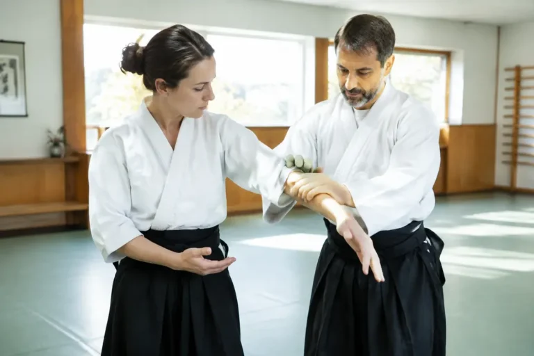 Pratique détendue de systema art martial axée sur la respiration dans un dojo lumineux