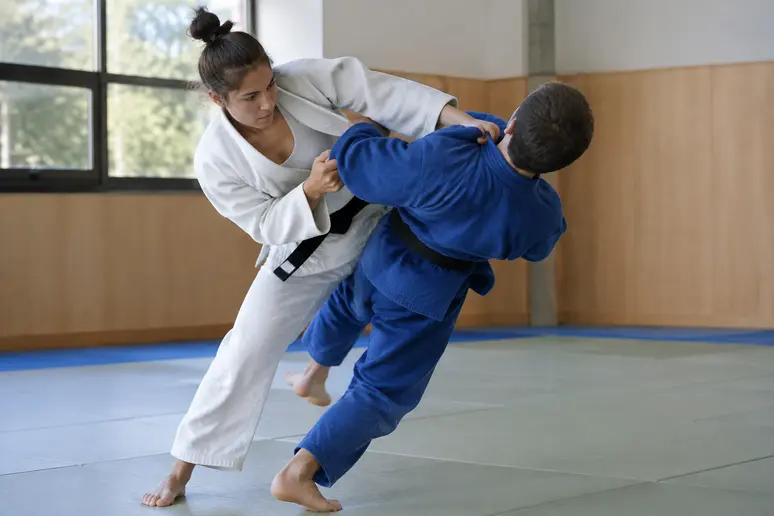 Placement des hanches et traction des mains lors de la projection tsurikomi goshi